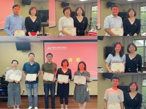 為上一屆支部委員頒發(fā)榮譽證書